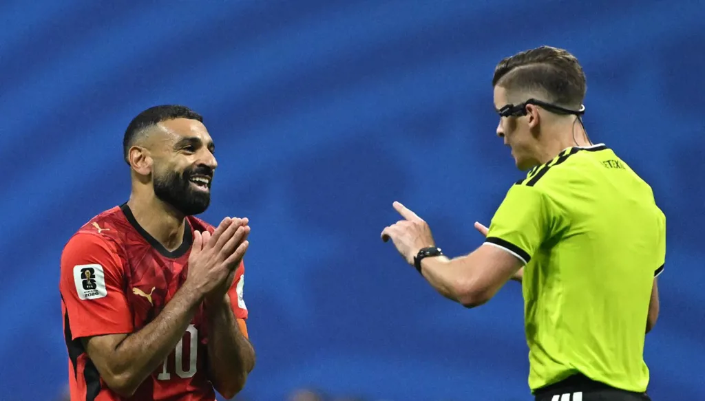 حقيقة ما كان يحمله محمد صلاح في احتفال منتخب مصر (فيديو)