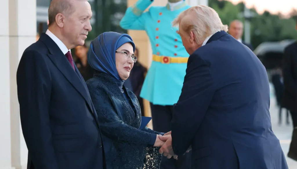 ترامب يصافح إردوغان وزوجته في أنقرة (لأ ف ب).