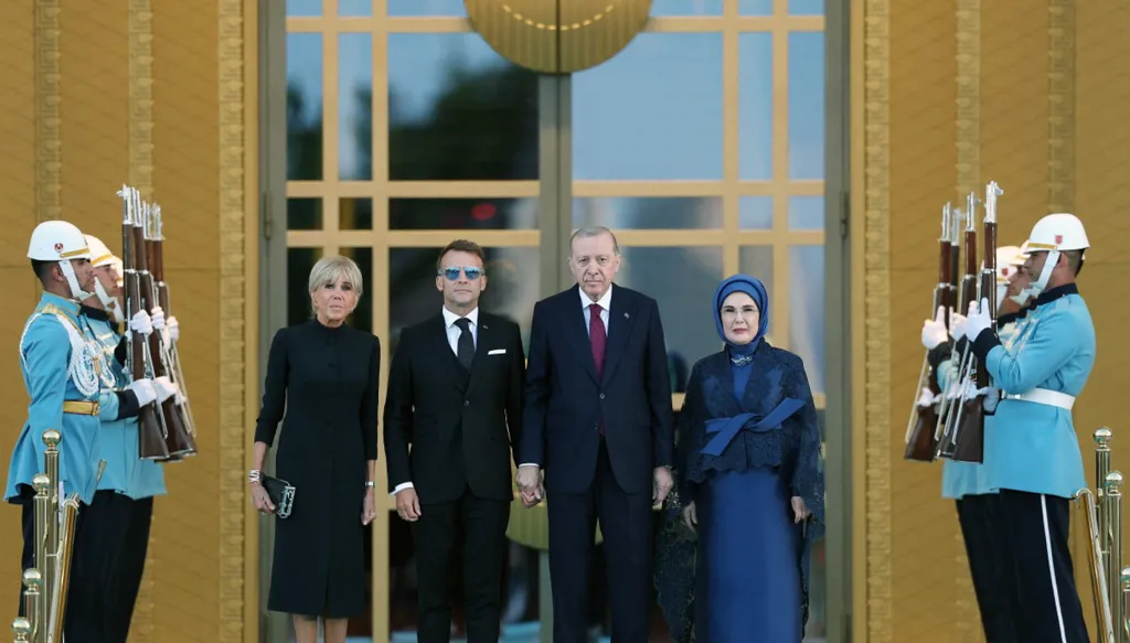 ماكرون وزوجته في صورة تذكارية مع إردوغان وزوجته في أنقرة (أ ف ب).