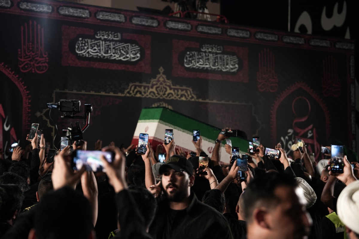 وصول النعش ليل الثلاثاء إلى مطار النجف (أ ف ب).