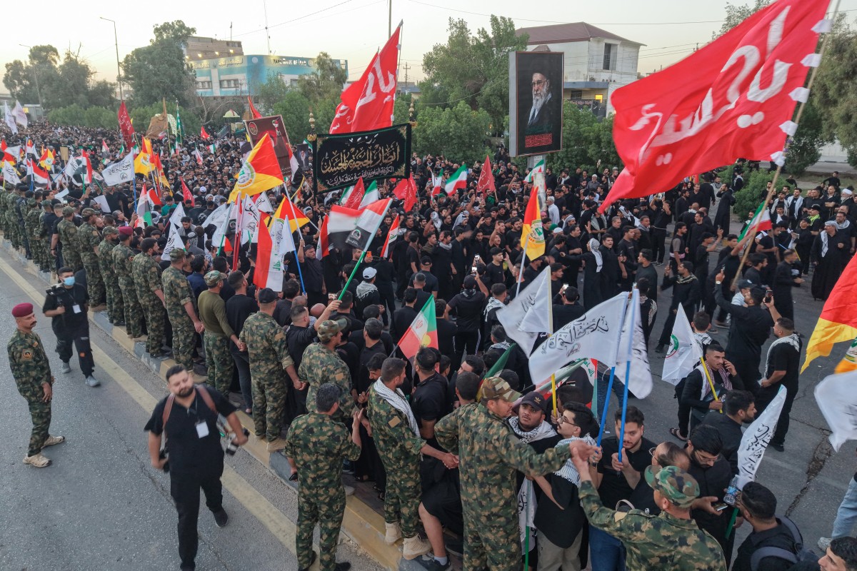 تشييع خامنئي في النجف (أ ف ب).