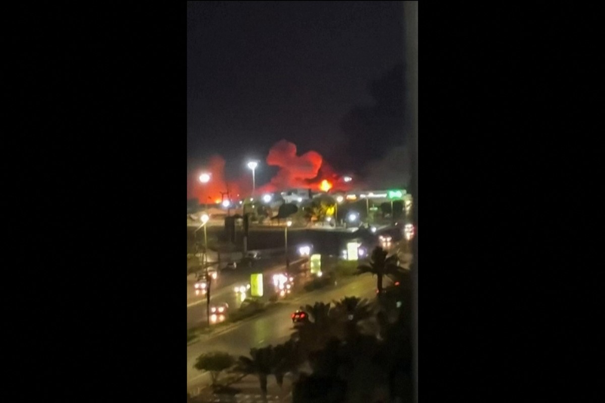 انفجارات في مدينة بندر عباس الساحلية جنوبي إيران، وفق مقطع فيديو متداول على مواقع التواصل الاجتماعي. (أ ف ب)