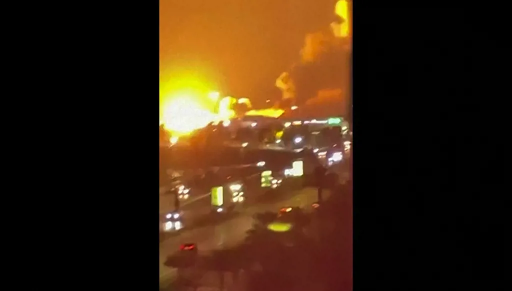 انفجارات في مدينة بندر عباس الساحلية جنوبي إيران، وفق مقطع فيديو متداول على مواقع التواصل الاجتماعي. (أ ف ب)