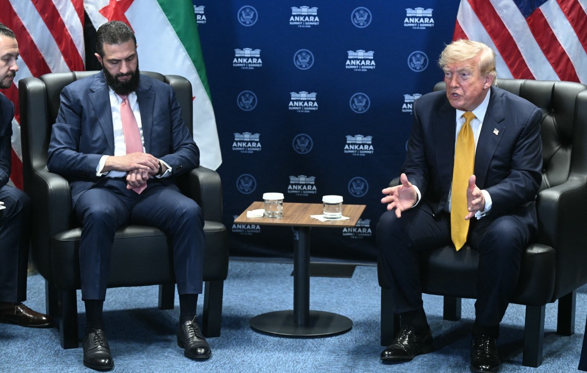 الرئيس الأميركي دونالد ترامب متحدثاً إلى نظيره السوري أحمد الشرع، خلال لقاء في أنقرة. (أ ف ب)
