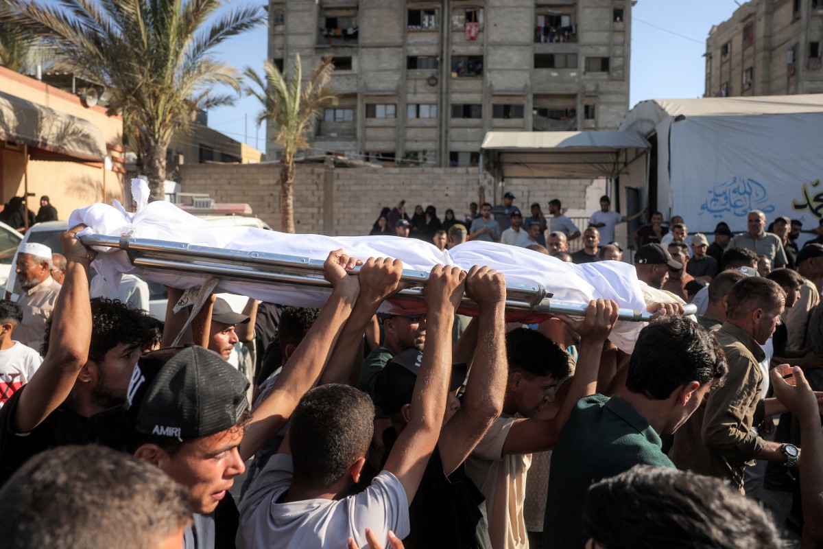 فلسطينيون في غزة يشيعون أحد الضحايا (أ ف ب)