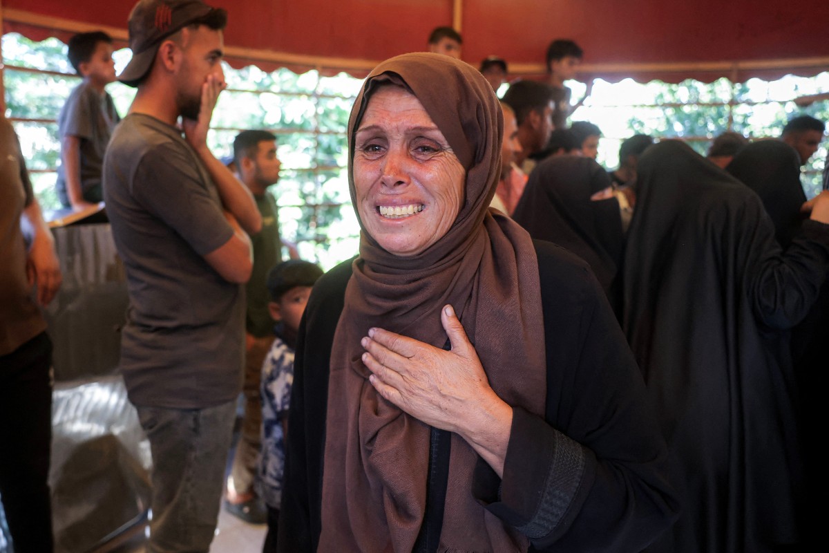 جنازة ضحية قُتلت في غارة إسرائيلية استهدفت خيمة في مجمع ناصر الطبي بخان يونس في جنوب قطاع غزة (أ ف ب)