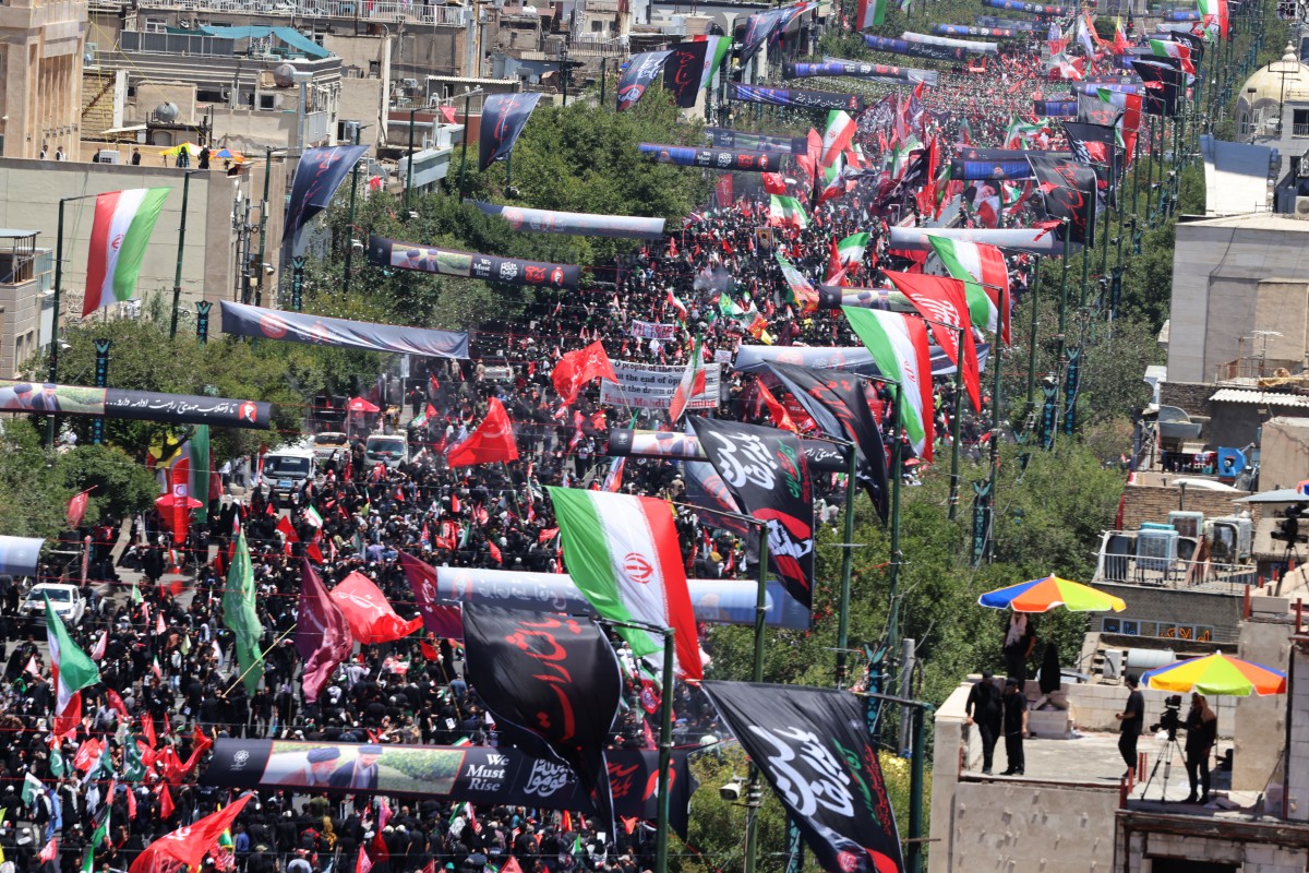 إيرانيون يحتشدون في الشارع قبيل تشييع المرشد الإيراني الراحل علي خامنئي وأفراد من عائلته في مرقد الإمام الرضا بمدينة مشهد في 9 تموز/يوليو 2026. (أ ف ب)