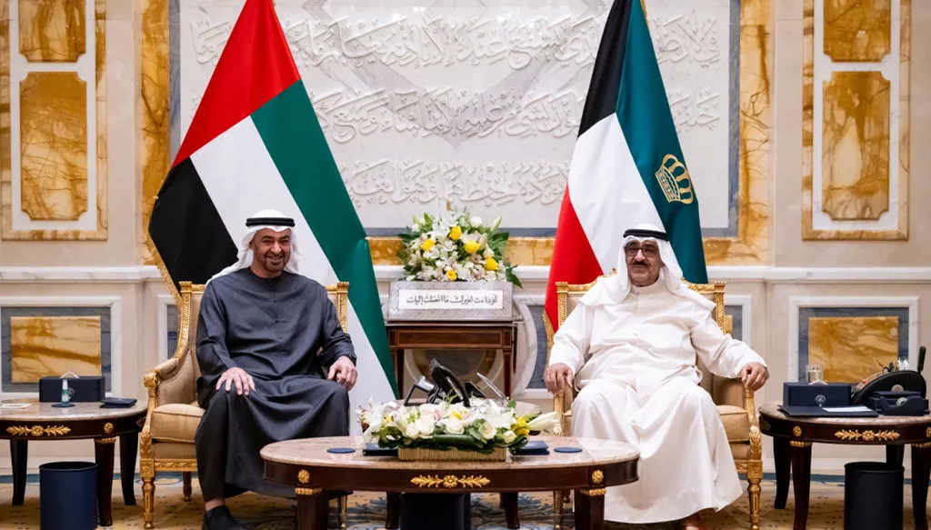 بن زايد يلتقي الصباح خلال "زيارة أخوية" إلى الكويت: بحث في أوضاع الشرق الأوسط (صور وفيديو)