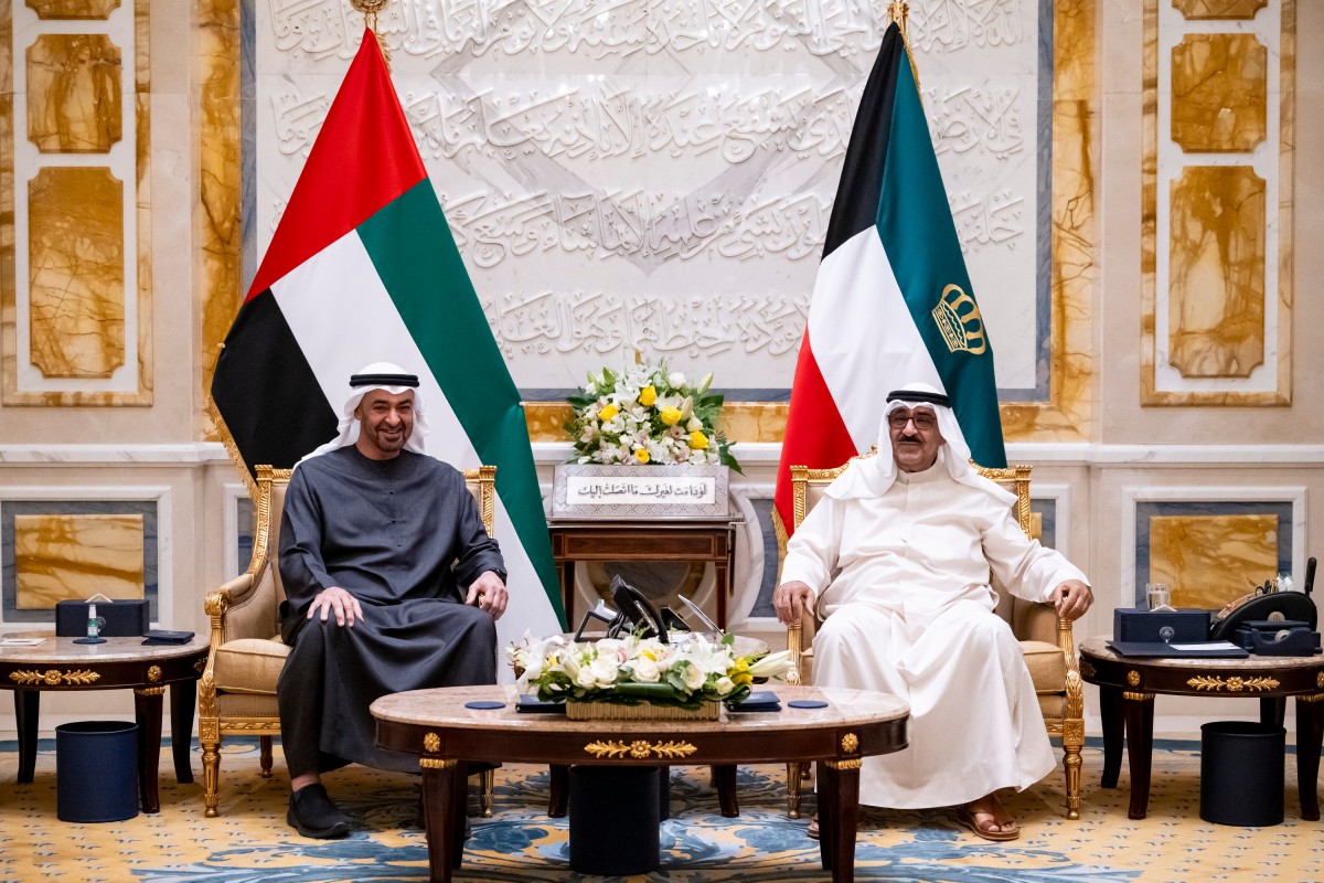 رئيس الإمارات الشيخ محمد بن زايد يلتقي أمير الكويت الشيخ مشعل الأحمد في قصر بيان بالعاصمة الكويتية. (أ ف ب)