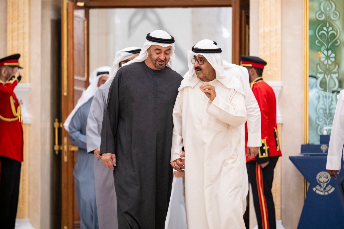 لقاء بن زايد والصباح في الكويت (أ ف ب).