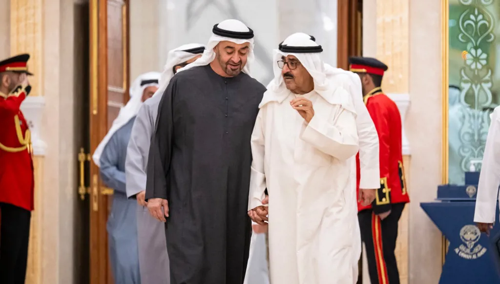 محمد بن زايد في الكويت بعد الهجمات الإيرانية... رسالة تضامن خليجية في توقيت حساس