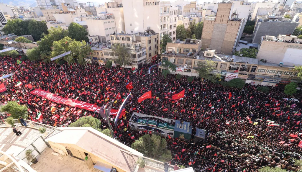 الموكب الذي يحمل نعش المرشد الأعلى الإيراني الراحل علي خامنئي. (أ ف ب)