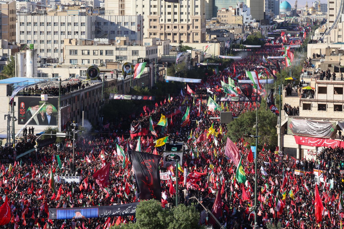 حشود في وداع خامنئي. (أ ف ب)