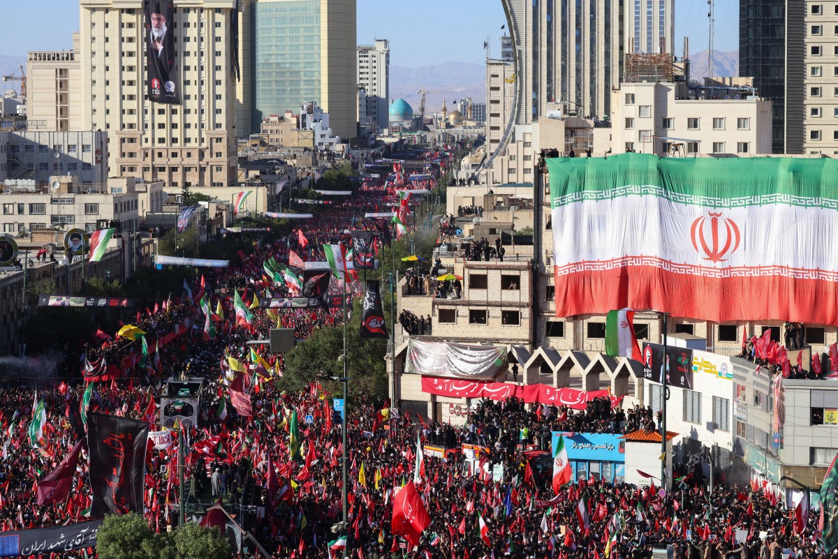 من تشييع علي خامنئي (أ ف ب).