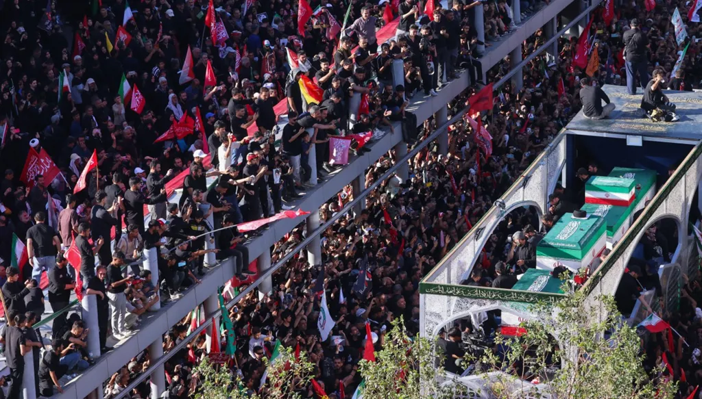 خامنئي يوارى الثرى في ظل هجمات متبادلة بين إيران والولايات المتحدة