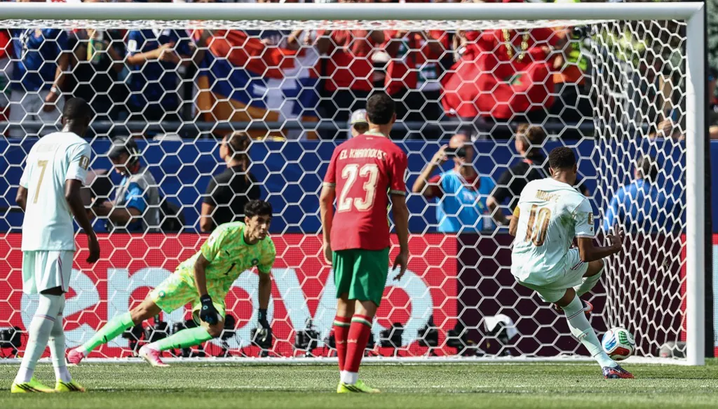 ياسين بونو يتصدى لضربة جزاء مبابي في كأس العالم 2026 (فيديو)