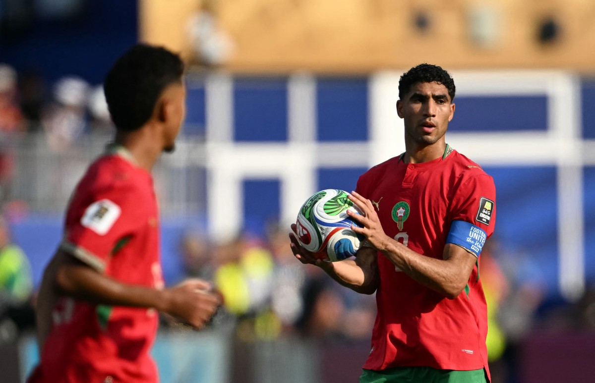 المدافع المغربي أشرف حكيمي خلال مباراة ربع نهائي كأس العالم بين فرنسا والمغرب. (أ ف ب)