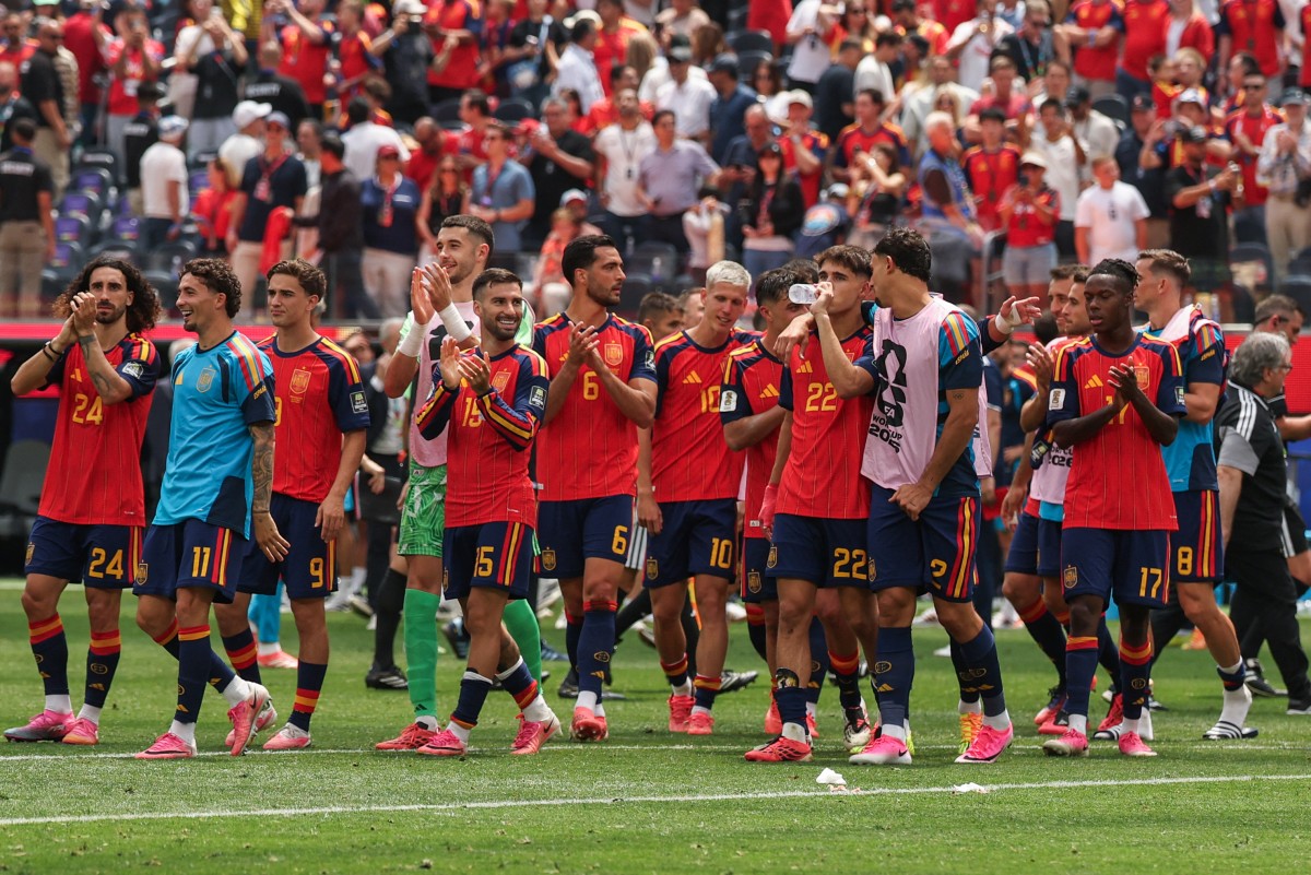 لاعبو منتخب إسبانيا يحتفلون بالتأهل إلى نصف نهائي كأس العالم. (أ ف ب)
