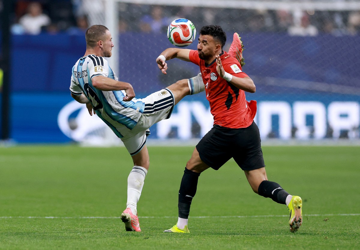 تريزيغيه مع منتخب مصر أمام الأرجنتين في كأس العالم. (أ ف ب)