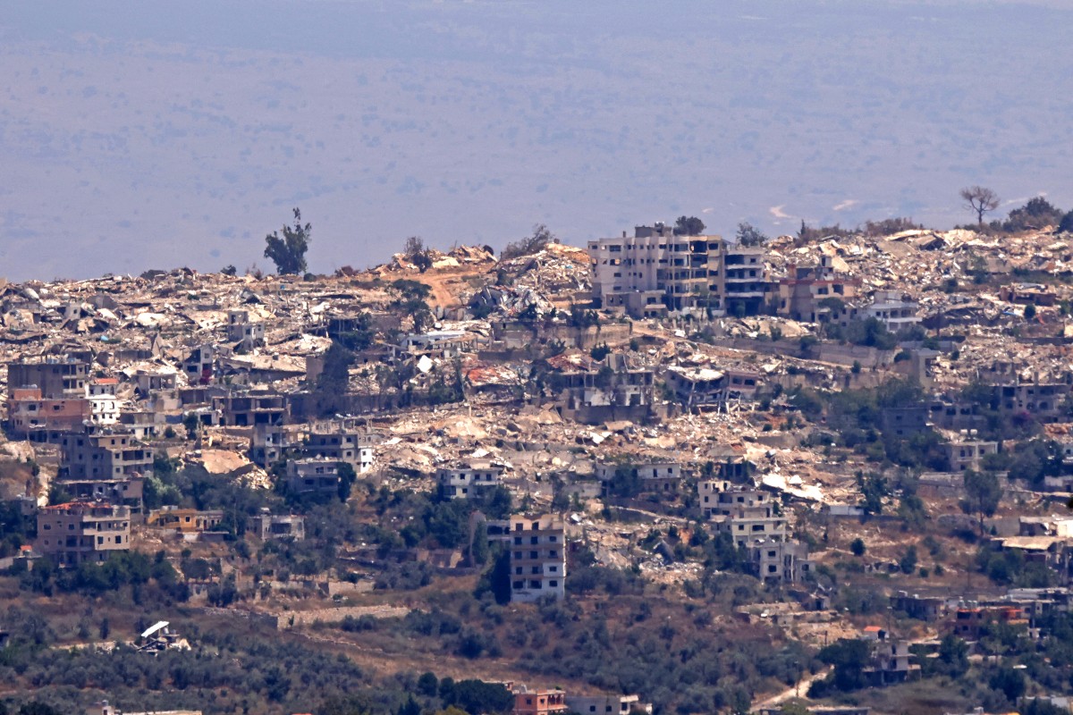 المنازل المدمرة في قرية خيام الحدودية في لبنان (أ ف ب).