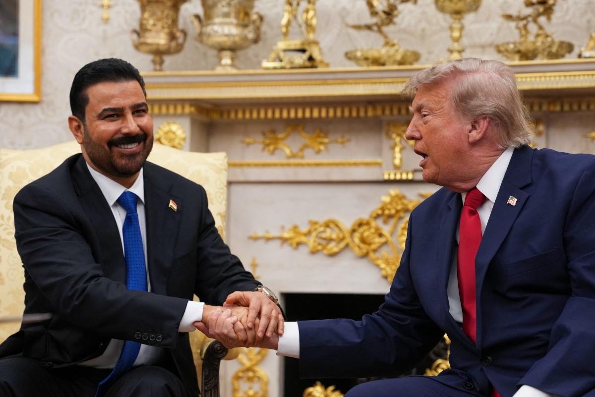 الرئيس الأميركي دونالد ترامب يصافح رئيس الحكومة العراقية علي الزيدي خلال لقائهما في البيت الأبيض. (أ ف ب)