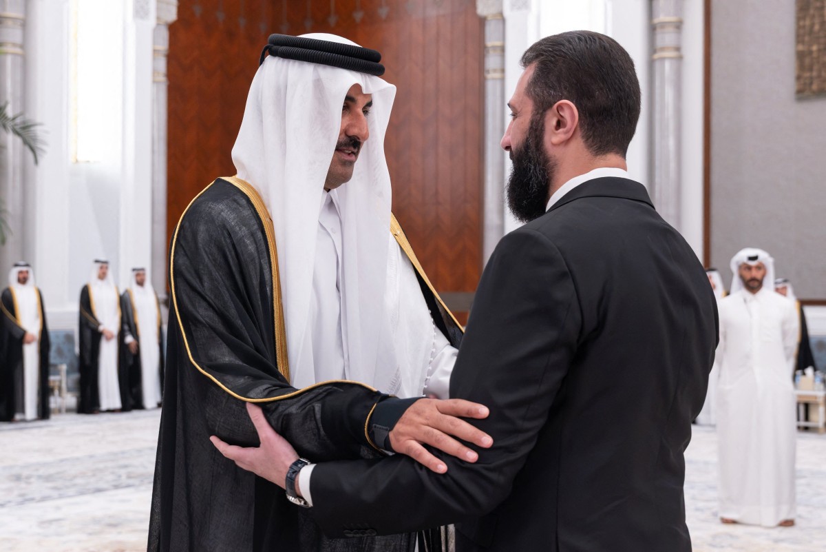 الرئيس السوري أحمد الشرع يقدّم التعازي لأمير قطر الشيخ تميم بن حمد آل ثاني بوفاة والده، الشيخ حمد بن خليفة آل ثاني، في قصر لوسيل بالدوحة، 13 تموز/يوليو 2026. (الديوان الأميري القطري)