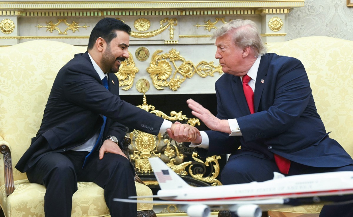 الرئيس الأميركي دونالد ترامب يصافح رئيس الوزراء العراقي علي الزيدي في المكتب البيضوي بالبيت الأبيض في واشنطن في 14 تموز/يوليو 2026. (أ ف ب)