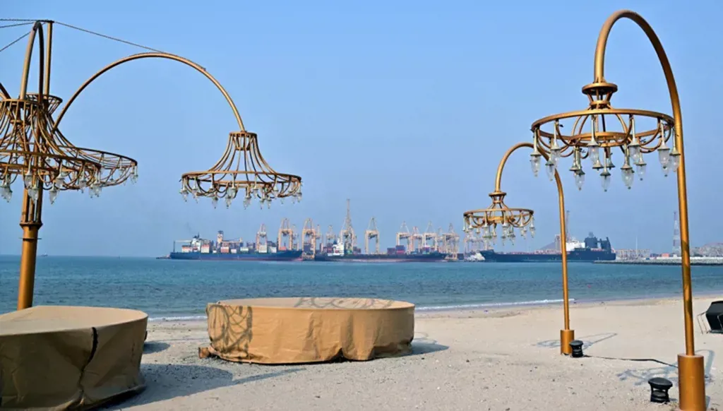 Des navires amarrés dans le port de Khor Fakkan, dans le golfe d’Oman, le 14 juillet 2026. (AFP)