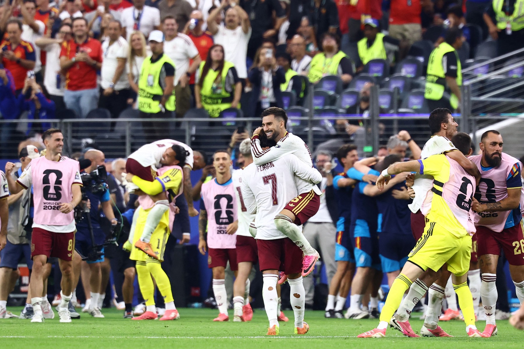 لاعبو منتخب إسبانيا يحتفلون بالتأهل إلى نهائي كأس العالم 2026. (أ ف ب)