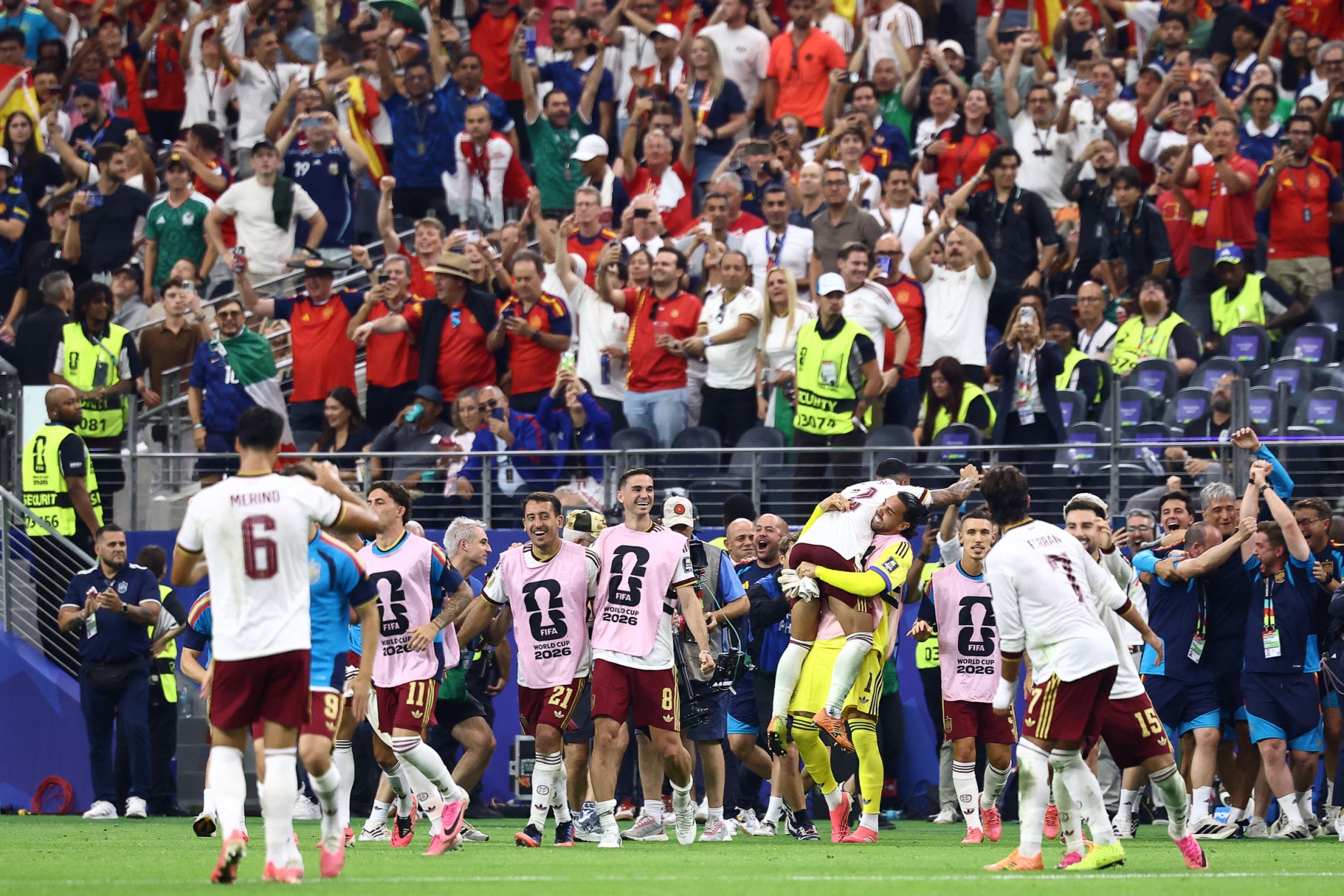 فرحة لاعبي منتخب إسبانيا بالتأهل إلى نهائي كأس العالم 2026. (أ ف ب)