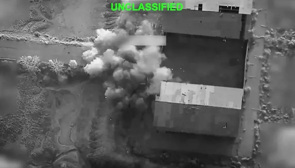 Image tirée d’un clip vidéo diffusé par le Commandement central des États-Unis montrant une frappe contre l’Iran, le 15 juillet 2026. (AFP)
