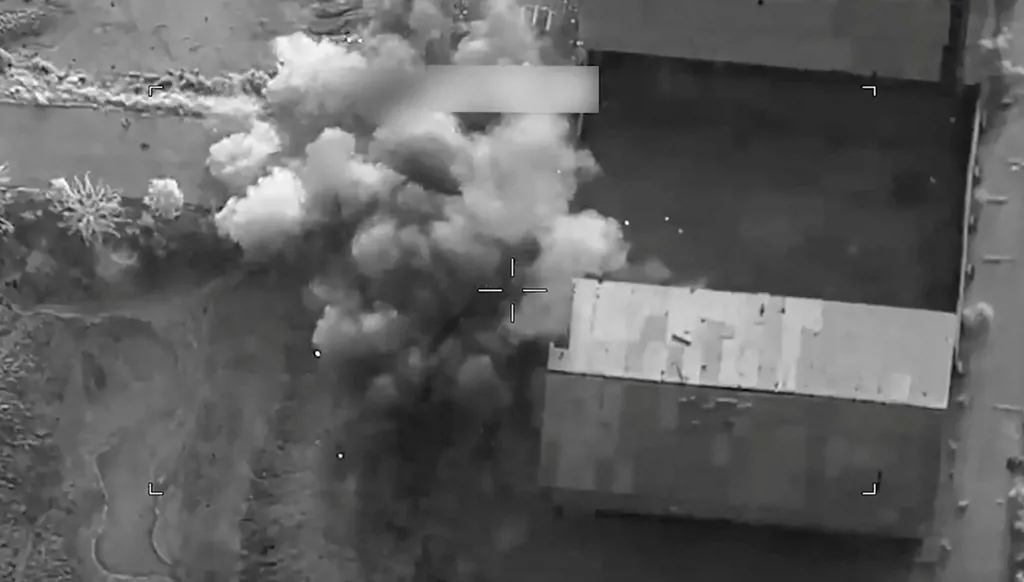 لقطة شاشة من فيديو نشرته القيادة المركزية الأميركية تُظهر ما وصفه الجيش الأميركي بضربة داخل إيران. (أ ف ب)