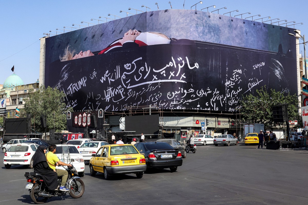 جدارية في طهران. (أ ف ب)