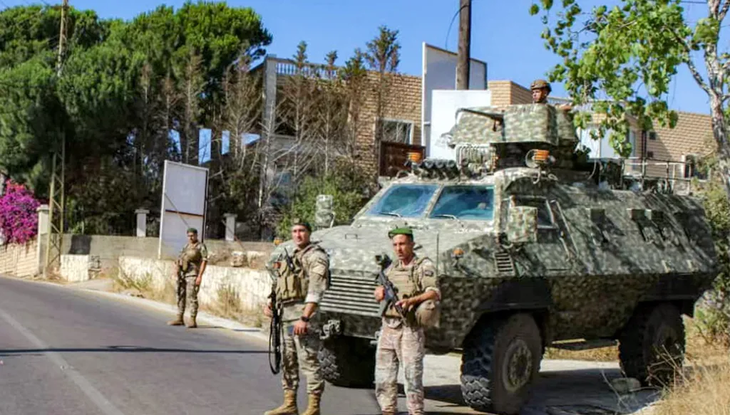 الجيش اللبناني ينتشر في بعض القرى في جنوب لبنان (أ ف ب).