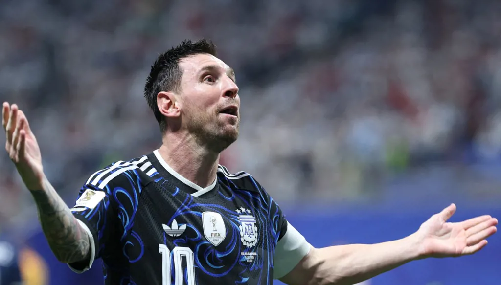 ميسي يوجّه تحية لمارادونا بعد بلوغ نهائي كأس العالم 2026