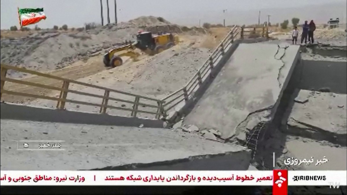 لقطة مأخوذة من مقطع فيديو بثته شبكة التلفزيون الحكومية الإيرانية -إيرين- تظهر آثار غارات أميركية على جسر في مقاطعة بندر خامير، بالقرب من مضيق هرمز، (ا ف ب).