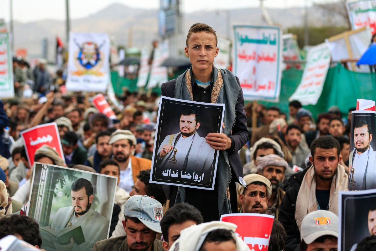 أنصار الحوثيين يرفعون صور زعيم الجماعة عبد الملك الحوثي خلال احتجاج في صنعاء، 17 تموز/يوليو 2026. (أ ف ب)