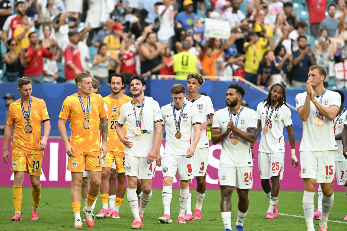 لاعبو منتخب إنكلترا يحتفلون بالميدالية البرونزية. (أ ف ب)
