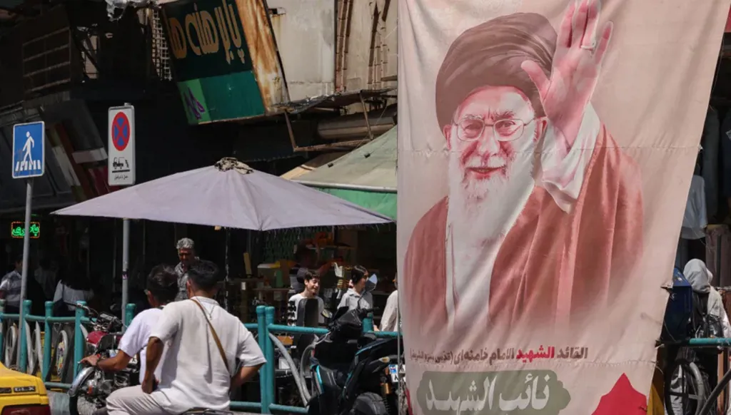 لافتة تحمل صورة المرشد الأعلى الإيراني الراحل، علي خامنئي (أ ف ب).