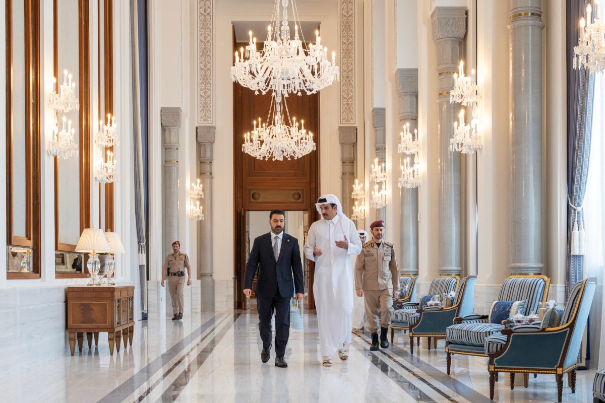 أمير قطر الشيخ تميم بن حمد آل ثاني يستقبل رئيس الوزراء العراقي علي الزيدي في قصر لوسيل بالدوحة، قبيل زيارته المرتقبة إلى طهران. (أ ف ب)