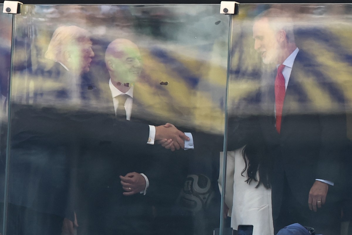 ترامب يصافح ملك إسبانيا فيليب السادس بجوار رئيس الفيفا جياني إنفانتينو. (أ ف ب)