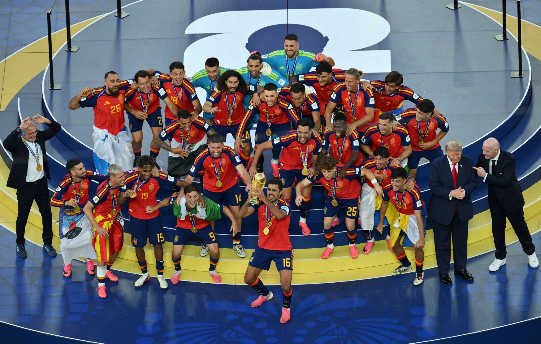 جياني إنفانتينو محاولاً إقناع الرئيس الأميركي دونالد ترامب بمغادرة المنصة أثناء مراسم تتويج إسبانيا بلقب كأس العالم 2026. (أ ف ب)