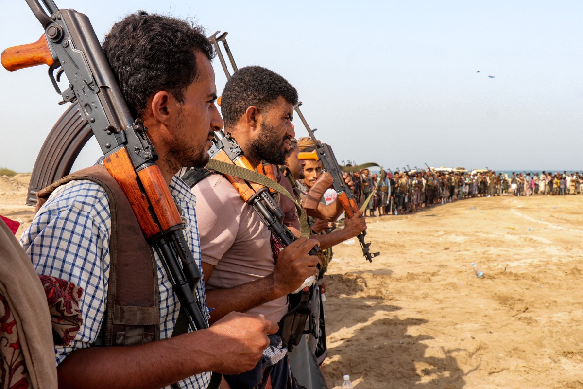 مقاتلون من القوات الموالية للحكومة اليمنية المعترف بها دولياً خلال وقفة على ساحل البحر الأحمر في الخوخة بمحافظة الحديدة، للمطالبة باستئناف العمليات العسكرية ضد الحوثيين. (أ ف ب)