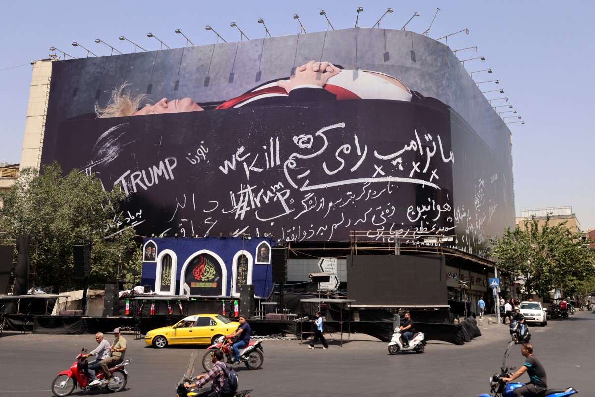 جدارية في طهران. (أ ف ب)