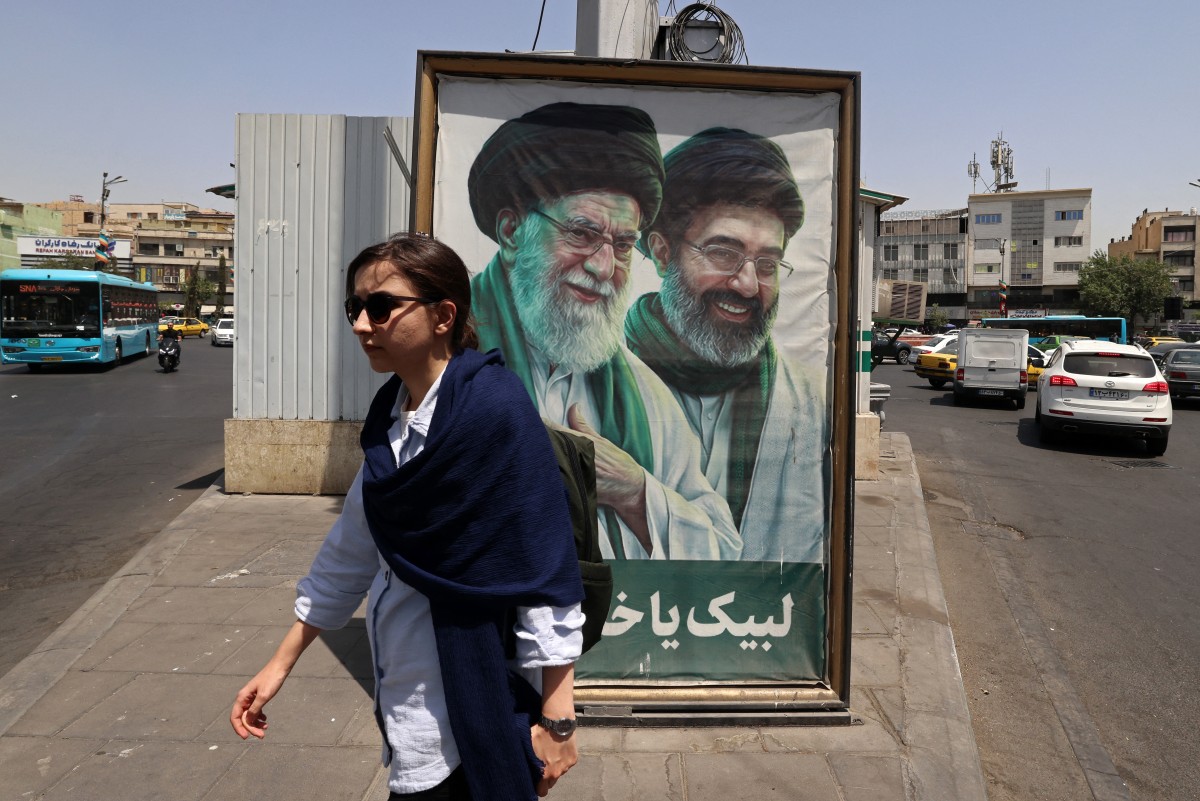 صورة لخامنئي ونجله في طهران. (أ ف ب)