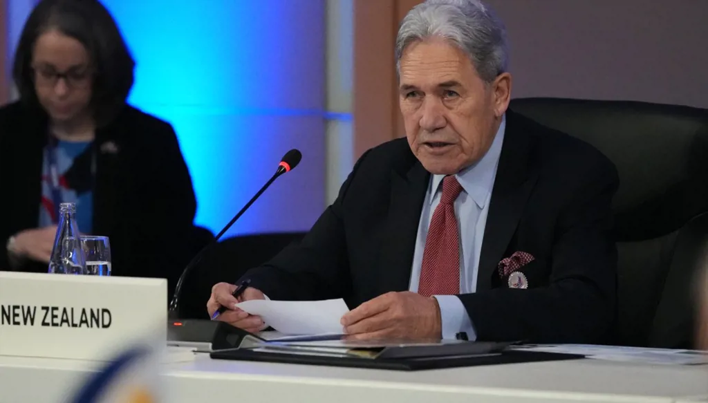 "عُد إلى بلدك"... تصريح لوزير خارجية نيوزيلندا يستدعي رداً صينياً نادراً