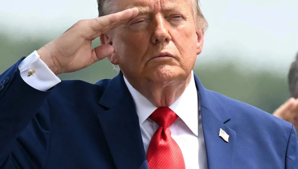الرئيس الأميركي دونالد ترامب يؤدي التحية خلال مراسم نقل رفات عسكريين أميركيين قُتلوا في هجوم إيراني بالأردن