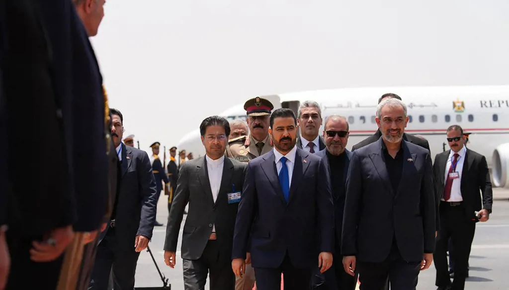 وزير الشؤون الاقتصادية والمالية الإيراني سيد علي مدني زاده يستقبل رئيس الوزراء العراقي علي الزيدي لدى وصوله إلى مطار طهران، 23 تموز/يوليو 2026. (المكتب الإعلامي لرئيس الوزراء العراقي)