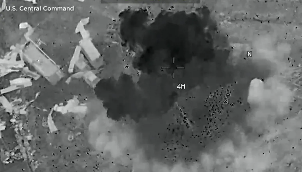 لقطة شاشة من فيديو نشرته القيادة المركزية الأميركية، تُظهر تنفيذ ضربات أميركية ضد أهداف في إيران. (أ ف ب)