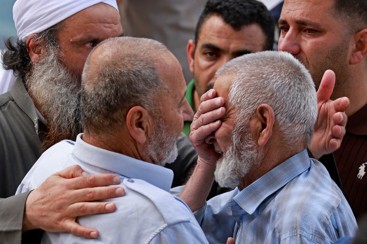 احد أفراد عائلة أحد الفلسطينيين الأربعة الذين لقوا حتفهم في الاشتباكات، يبكون خارج أحد المستشفيات في نابلس، بالضفة الغربية، (أ ف ب).
